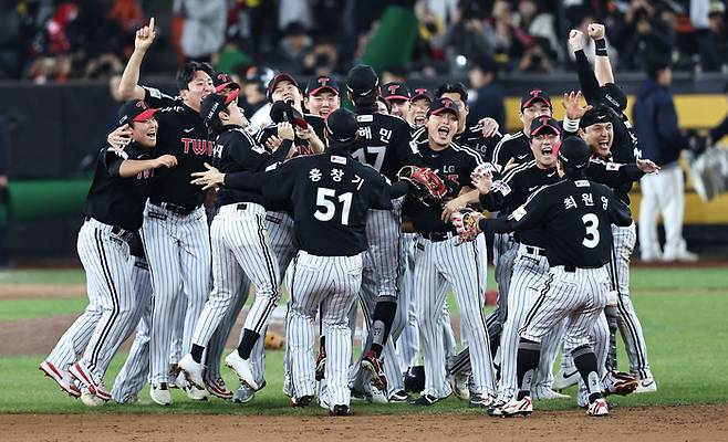 LG 선수단이 10월31일 대전 한화생명볼파크에서 열린 한국시리즈 5차전에서 한화를 누르고 정상에 등극한 뒤 환호하고 있다. 사진 | 연합뉴스