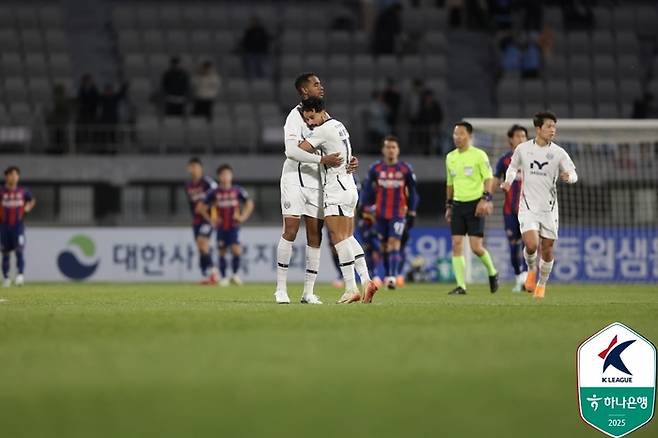 세징야(오른쪽)과 에드가가 수원FC전에서 득점 후 포옹하고 있다. 사진 | 한국프로축구연맹