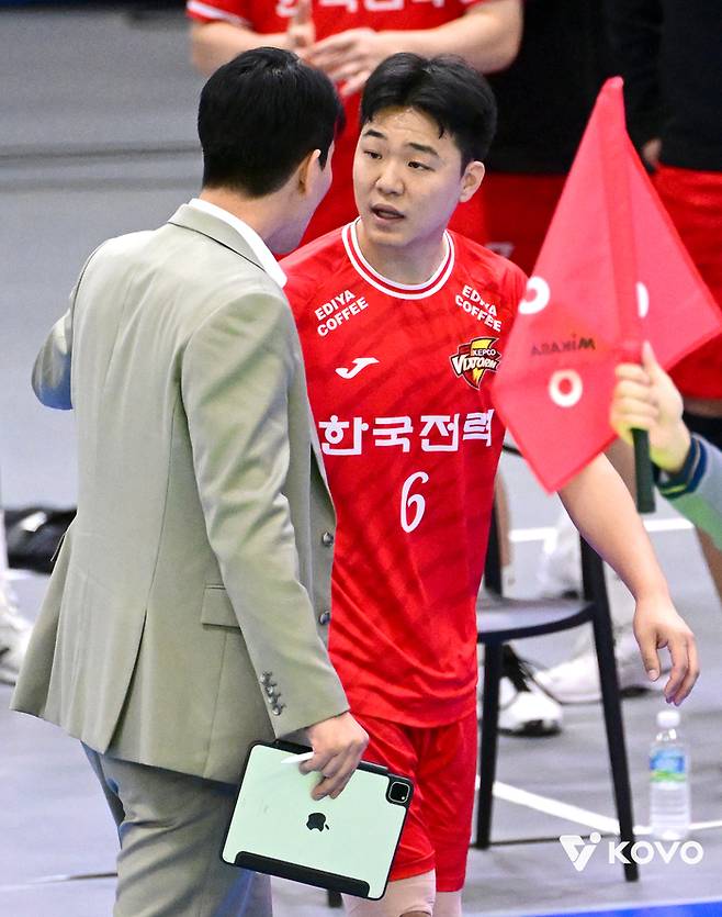 하승우(오른쪽)와 권영민 감독. 사진 | 한국배구연맹