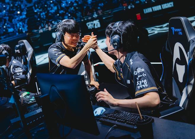 KT 롤스터 ‘비디디’ 곽보성(오른쪽)과 ‘커즈’ 문우찬이 1일 중국 상하이 메르세데스-벤츠 아레나에서 열린 2025 롤드컵 4강 젠지전 승리 후 하이파이브를 하고 있다. 사진 | 라이엇 게임즈