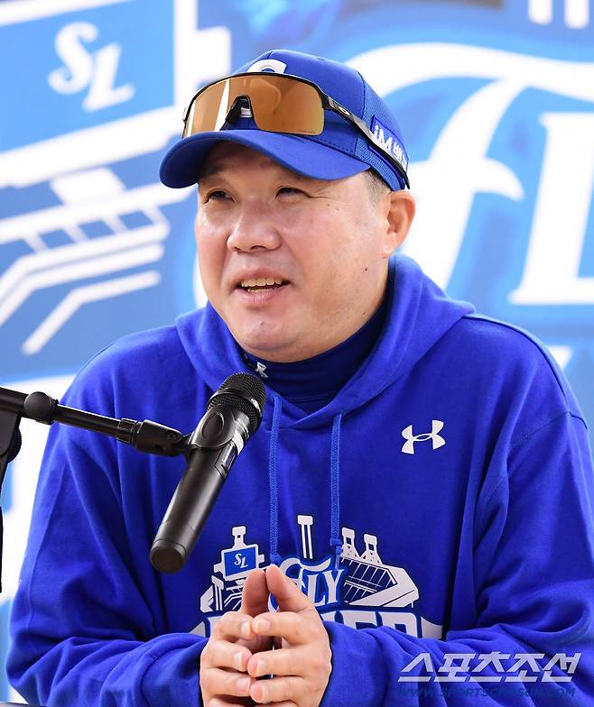 22일 대구 삼성라이온즈파크에서 열리는 삼성과 한화의 PO 4차전. 인터뷰 하고 있는 삼성 박진만 감독. 대구=송정헌 기자songs@sportschosun.com/2025.10.22/