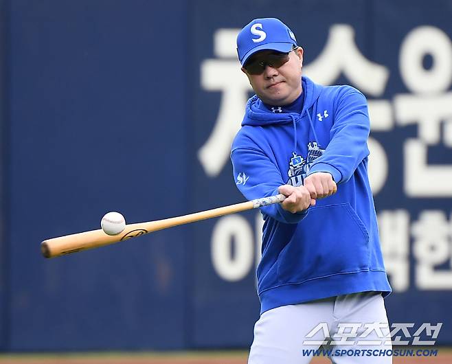 14일 대구 라이온즈파크에서 열린 SSG와 삼성의 준PO 4차전. 삼성 박진만 감독이 외야에서 타격 훈련을 지켜보고 있다. 대구=정재근 기자 cjg@sportschosun.com/2025.10.14/