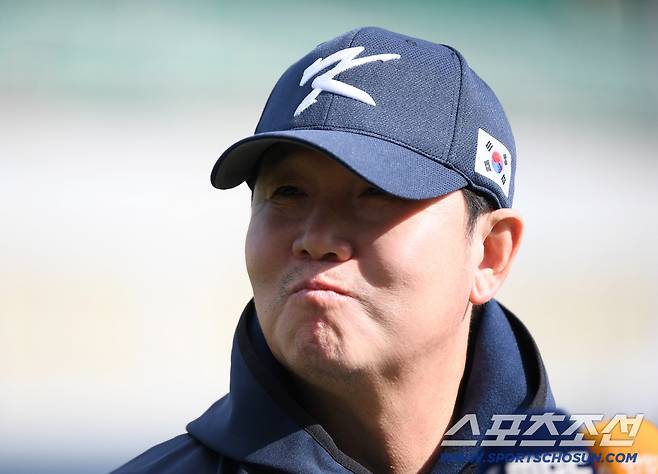 야구 국가대표팀이 2일 오후 경기도 고양 야구대표팀 훈련장에서 첫 훈련을 시작했다. 류지현 감독이 경기 전 인터뷰에 응하고 있다. 고양=정재근 기자 cjg@sportschosun.com/2025.11.2/