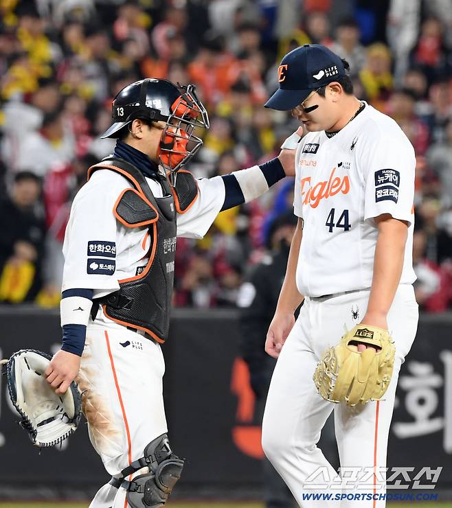 30일 대전 한화생명볼파크에서 열린 한국시리즈 4차전 한화 이글스와 LG 트윈스의 경기. 9회초 포수 최재훈이 마운드에서 내려가는 마무리 김서현을 위로하고 있다. 대전=박재만 기자 pjm@sportschosun.com/2025.10.30/