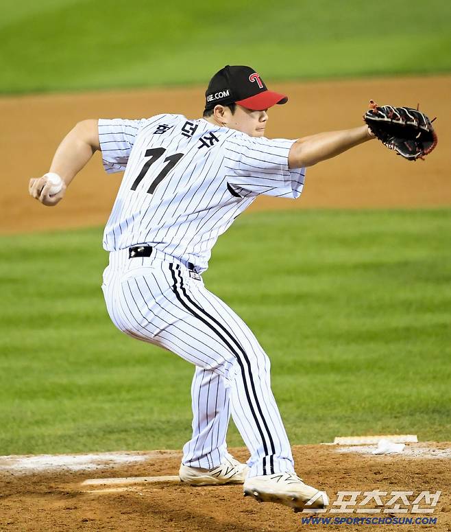 27일 잠실구장에서 열린 한국시리즈 2차전 LG 트윈스와 한화 이글스의 경기. LG 함덕주가 역투하고 있다. 잠실=박재만 기자 pjm@sportschosun.com/2025.10.27/