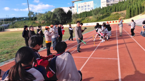 한국과 중국 청소년들이 줄다리기를 하고 있다.