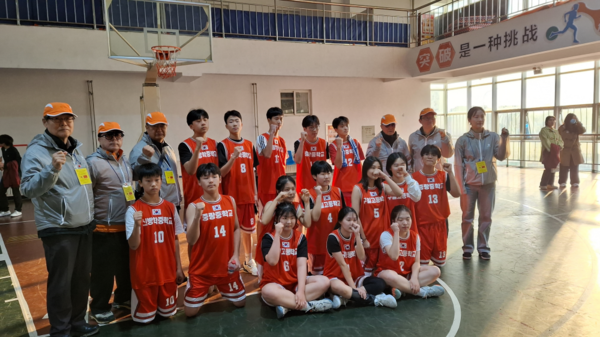 신방학중, 중랑중, 구일고 농구선수들이 기념촬영을 하고 있다.