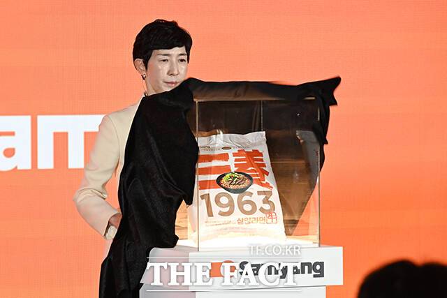 김정수 삼양 부회장이 3일 오전 서울 중구 보코 서울에서 열린 '삼양 1963' 출시 발표회에 참석해 삼양1963을 공개하고 있다. /서예원 기자
