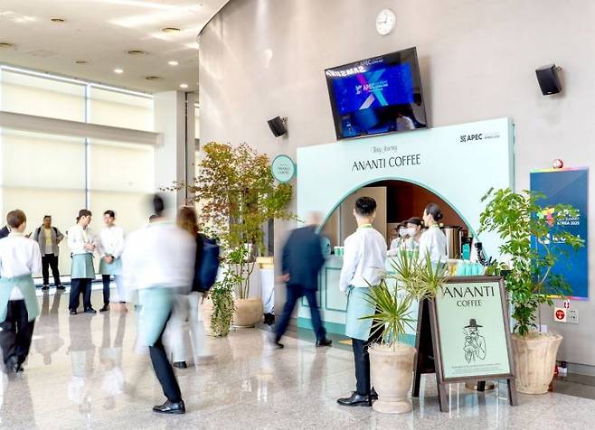 'APEC CEO Summit KOREA 2025'의 아난티 커피 부스.