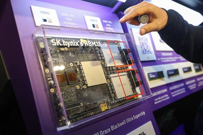 3일 서울 강남구 코엑스에서 열린 'SK AI 서밋 2025' 전시장에 SK하이닉스의 고대역폭메모리 HBM3E가 전시돼 있다. 연합뉴스