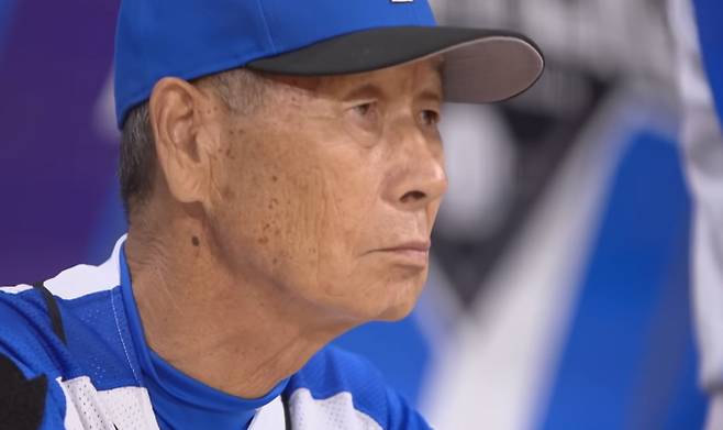 3일 공개되는 야구 예능 '불꽃야구' 27화에서 불꽃 파이터즈가 강적 연천미라클을 만나 위기에 빠진다. 박빙의 승부 중 위기 상황이 닥치자 김성근 감독과 박용택, 유희관 등 수뇌부가 총출동해 대책을 논의한다. 김성근 감독은 수비를 강화하고 컨디션이 좋은 투수 신재영을 투입하는 승부수를 띄운다. 이에 연천미라클 김인식 감독도 즉각 대응하며 감독 간의 치열한 지략 대결이 펼쳐진다. 모두가 숨죽인 가운데 마운드에 오른 신재영이 어떤 결과를 만들지 귀추가 주목된다.