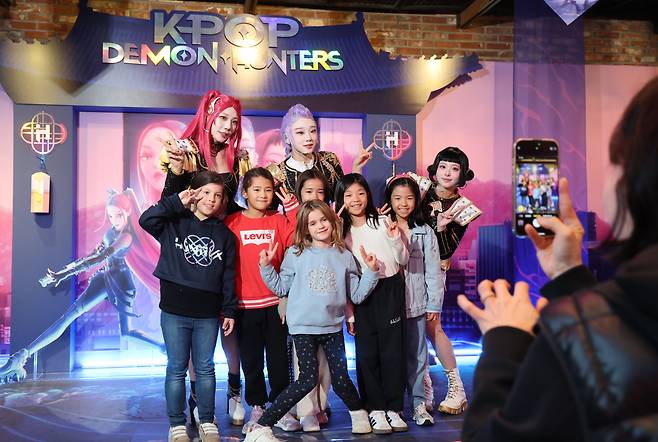 2일 서울 CGV 용산아이파크몰점에서 '케이팝 데몬 헌터스' 싱어롱 상영회를 보러온 관람객들이 영화 캐릭터와 기념촬영을 하고 있다. /장경식 기자