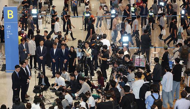 미국 이민당국에 의해 조지아주에 구금됐던 한국인 근로자들이 12일 인천국제공항 제2여객터미널 입국장을 나서고 있다. /연합뉴스