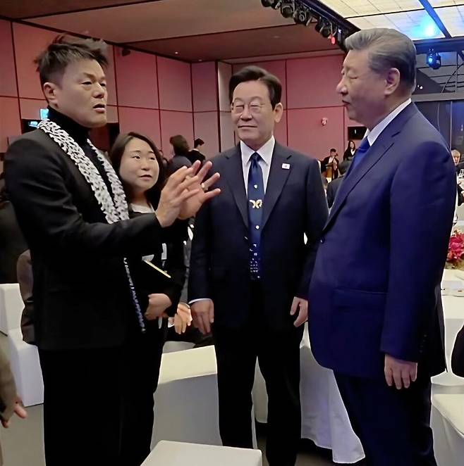 박진영 대중문화교류위원회 위원장이 이재명 대통령, 시진핑 중국 국가주석과 만나 이야기를 나누고 있다./인스타그램 캡처