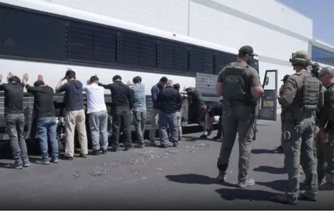 미국 이민단속 당국이 지난 9월4일 조지아주 현대차·LG에너지솔루션의 합작 배터리 공장 건설 현장에서 벌인 불법체류·고용 단속 현장 영상을 공개했다. ⓒ 미국 이민세관단속국(ICE)/연합뉴스