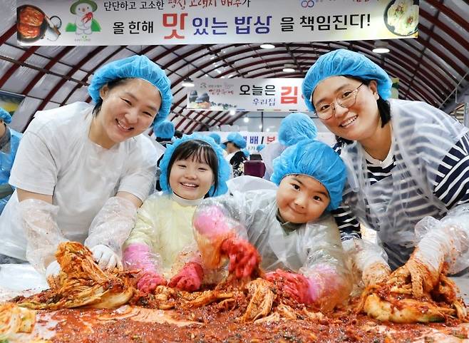 평창고랭지김장축제는 모든 세대가 어울릴 수 있는 체험형 축제로 급성장했다. 사진은 지난해 축제 모습. 
평창고랭지김장축제위원회 제공