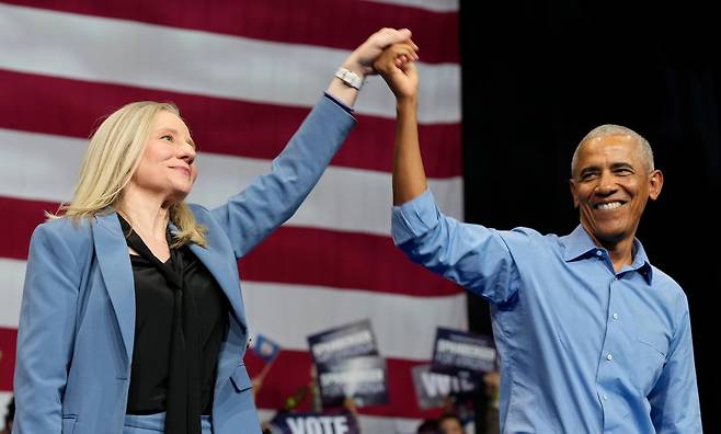 버락 오바마 전 미국 대통령(오른쪽)이 1일 버지니아주 노퍽에서 4일 주지사 선거의 민주당 후보로 나선 애비게일 스팬버거 전 하원의원의 손을 잡고 지지를 당부하고 있다. 노퍽=AP 뉴시스