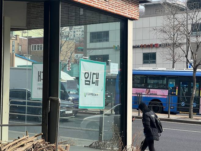 신촌 거리의 상가에 임대 문의 현수막이 붙어있다. 2025.2.28/뉴스1 ⓒ News1