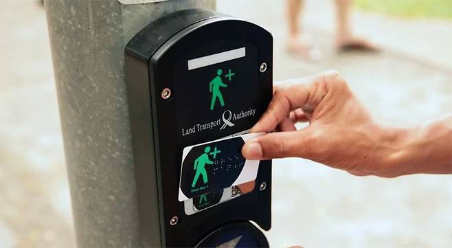 싱가포르의 ‘그린 맨 플러스(Green Man Plus)’ 교통카드. 싱가포르 육상교통청 유튜브 동영상 캡처.