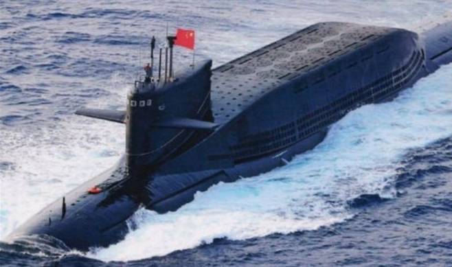 중국의 전략원잠(SSBN) 094형. 진급 잠수함이라고도 부른다. 배수량 8000t급으로 JL-2 대륙간 탄도 미사일 12발을 탑재했다. 2020년부터 096형 잠수함으로 대체 중이다. 093B형은 수중배수량 7000t, 수중 최고 속력 30노트, 553mm이나 650mm 어뢰발사관 6문, YJ-18 대함 미사일, 재래식 탄두나 핵탄두 탑재 가능한 CJ-10 순항미사일을 탑재하고 있다. 내셔널 인터레스트(national interest)