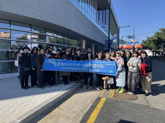 국립한국해양대학교 국제해양문제연구소와 (사)한독문화교류협회가 함께 10월 한 달간 매주 토요일 진행한 '해양치유 시민아카데미' 참가자들이 기념촬영을 하고 있다. (사)한독문화교류협회 제공