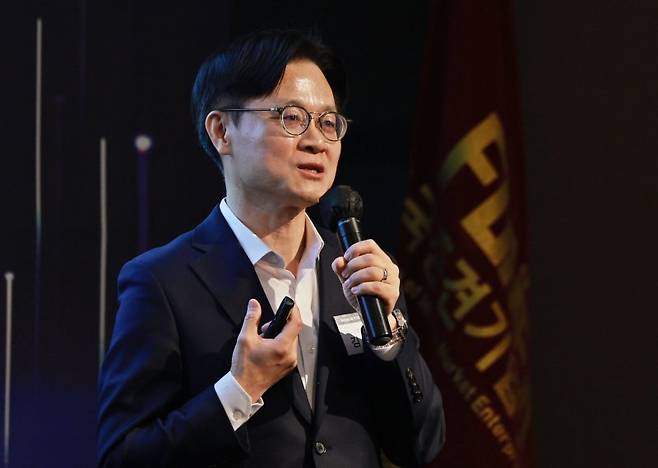 김정관 산업통상부 장관이 3일 서울 용산구 그랜드하얏트호텔에서 열린 중견기업 최고경영자(CEO) 강연회에서 강연하고 있다. 연합뉴스