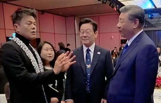 박진영 대중문화교류위원회 위원장(왼쪽)이 지난 1일 한-중 정상회담 뒤 국빈 만찬에서 재명 대통령, 시진핑 중국 국가주석과 대화하고 있다. 박진영 위원장 인스타그램