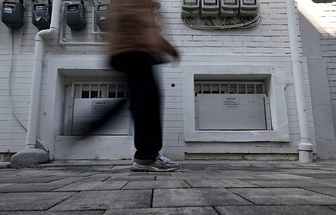 2025년 10월28일 오전 서울 성동구 송정동 반지하 주택에 빗물막이(차수막) 등이 설치돼 있다. 이종근 선임기자 root2@hani.co.kr