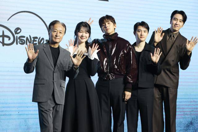 3일 서울 영등포구 콘래드서울호텔에서 열린 디즈니+ 오리지널 시리즈 '조각도시' 제작발표회에서 왼쪽부터 김종수, 조윤수, 지창욱, 도경수, 이광수가 포즈를 취하고 있다. 연합뉴스
