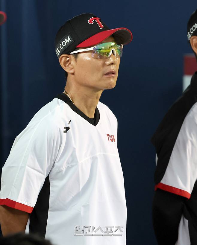 6일 오후 잠실야구장에서 열린 2025 프로야구 두산과 LG 경기. LG 염경엽 감독이 더그아웃에서 경기를 지켜보고 있다. 잠실=정시종 기자 capa@edaily.co.kr /2025.08.06.