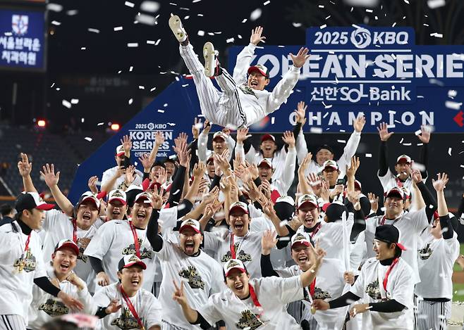 <yonhap photo-5721="">(대전=연합뉴스) 서대연 기자 = 31일 대전한화생명볼파크에서 열린 2025 프로야구 KBO리그 포스트시즌 한국시리즈 시상식에서 통합 우승을 차지한 LG 트윈스 선수들이 염경엽 감독을 헹가래 치며 기뻐하고 있다. 2025.10.31 dwise@yna.co.kr/2025-10-31 22:14:45/ <저작권자 ⓒ 1980-2025 ㈜연합뉴스. 무단 전재 재배포 금지, AI 학습 및 활용 금지></yonhap>