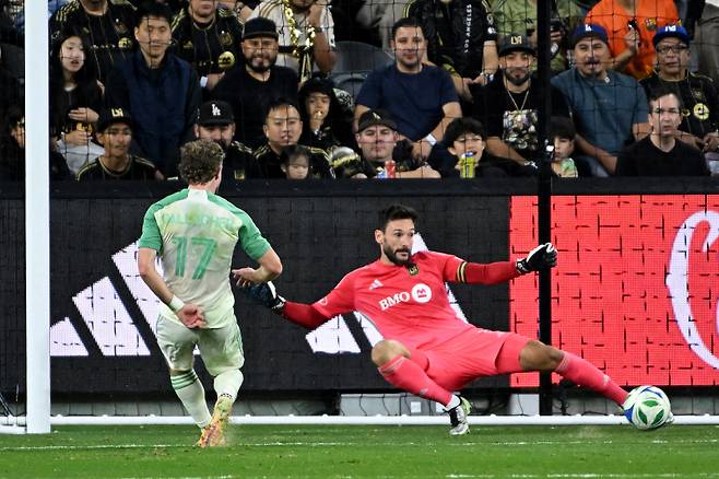 위고 요리스가 페널티킥 대결을 하는 모습. 사진=AP 연합뉴스