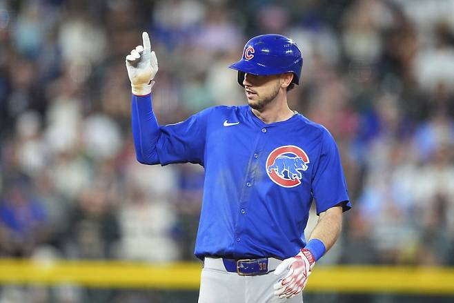 <yonhap photo-3352=""> Chicago Cubs' Kyle Tucker gestures to the dugout after reaching second base on a double off Colorado Rockies starting pitcher McCade Brown in the fifth inning of a baseball game Saturday, Aug. 30, 2025, in Denver. (AP Photo/David Zalubowski)/2025-08-31 11:10:33/ <저작권자 ⓒ 1980-2025 ㈜연합뉴스. 무단 전재 재배포 금지, AI 학습 및 활용 금지></yonhap>