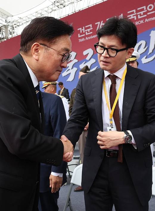 한동훈 전 국민의힘 대표가 현역시절이던 지난해 10월 1일 성남 서울공항에서 열린 건군 76주년 국군의날 기념식에 참석해 우원식 국회의장과 얘기를 나누고 있다. [대통령실통신사진기자단] [사진=연합뉴스]