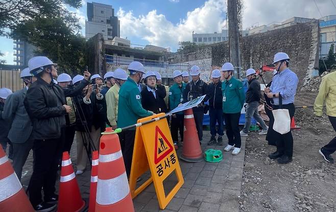 김진애 대통령 직속 국가건축정책위원장이 지난달 31일 서귀포관광극장 철거 공사 현장을 방문한 모습