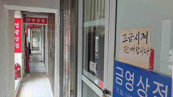 중국 베이징 북한대사관 인근 북한쇼핑거리 내부 모습. 한글로 적힌 간판이 붙어 있다. 사진 이도성 특파원.