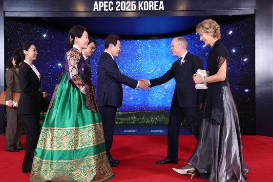 이재명 대통령과 김혜경 여사가 31일 경북 경주시 라한셀렉트호텔에서 열린 2025 아시아태평양경제협력체(APEC) 정상회의 갈라만찬 영접장에서 마크 카니 캐나다 총리와 다이애나 폭스 카니 여사를 맞이하고 있다. 연합뉴스