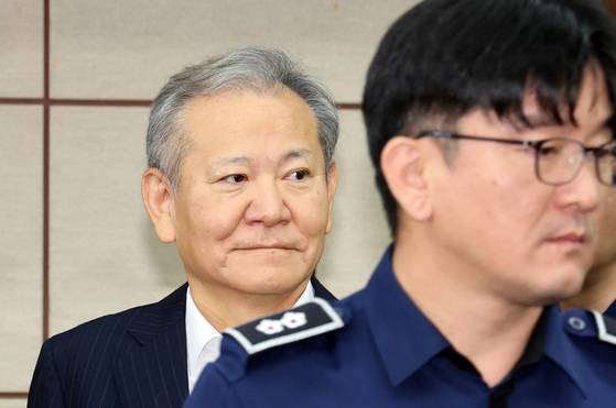 12·3 비상계엄 관련 언론사 단전·단수를 지시한 혐의로 구속기소 된 이상민 전 행정안전부 장관이 지난달 17일 오전 서울 서초구 서울중앙지방법원에서 열린 첫 공판에 출석하고 있다. 이 전 장관은 계엄이 해제된 지난해 12월 4일 빨간 파일 철을 지참하고 대통령 안전가옥에 입장하는 장면이 폐쇄회로(CC)TV에 포착됐다. 뉴스1