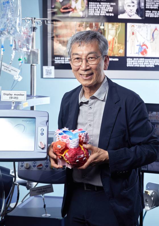 서정욱 심장박물관장은 자신의 심장을 3D 프린터로 제작했다 며 그 모형을 들어 보였다.