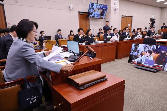 추미애 법사위원장이 지난달 13일 국회에서 열린 대법원 등에 대한 법제사법위원회 국정감사에서 의사봉을 두드리고 있다. 연합뉴스