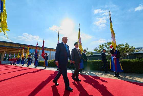 이재명 대통령과 도널드 트럼프 미국 대통령이 지난달 29일 경북 경주박물관에서 한·미 정상회담장으로 이동하고 있다. 이재명 대통령 소셜미디어.