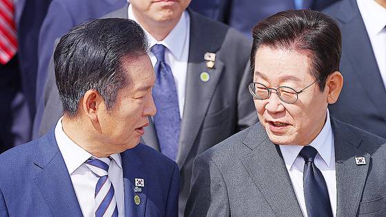 유엔총회 참석차 출국하는 이재명 대통령이 성남 서울공항에서 공군 1호기로 향하며 더불어민주당 정청래 대표와 대화하고 있다. 연합뉴스