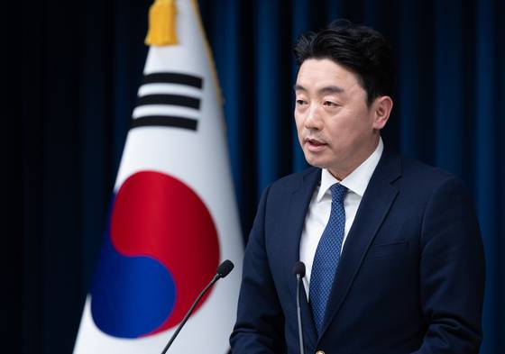 강훈식 대통령 비서실장이 3일 서울 용산 대통령실 청사에서 현안 관련 브리핑을 하고 있다. 뉴스1