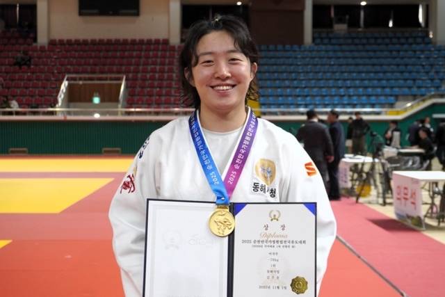 ▲ 동해시청 김주윤이 지난 1일 전남 순천 팔마실내체육관에서 막을 올린 2025 순천만국가정원컵전국유도대회 여자부 -78㎏급에서 금메달을 차지한 뒤 기념 촬영하고 있다. 강원도유도회 제공