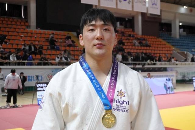▲ 하이원스포츠단 한주엽이 지난 1일 전남 순천 팔마실내체육관에서 막을 올린 2025 순천만국가정원컵전국유도대회 남자부 -100㎏급에서 금메달을 차지한 뒤 기념 촬영하고 있다. 강원도유도회 제공