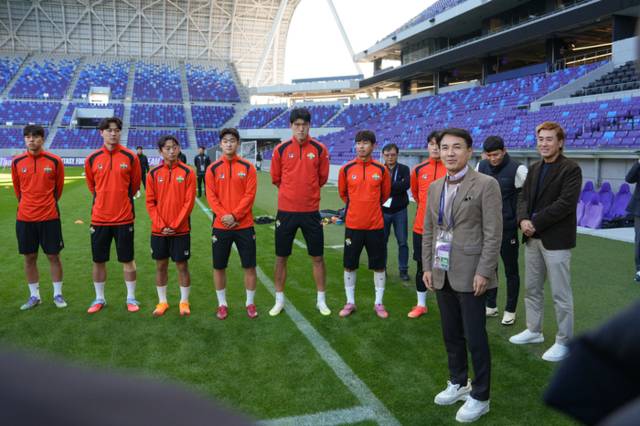 ▲ 김진태 강원도지사가 3일 일본 히로시마 에디온 피스 윙 스타디움을 방문해 아시아챔피언스리그 조별리그 원정경기를 앞두고 훈련 중인 강원FC 선수단을 격려했다. 강원도 제공