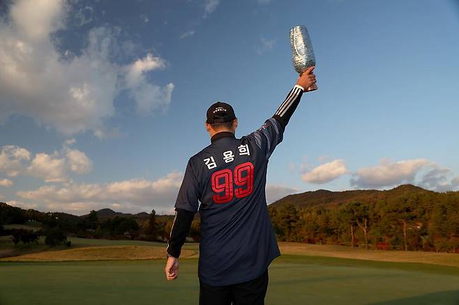 아버지 김용희 감독의 유니폼을 입고 KPGA투어 우승 트로피를 들어 올린 김재호(43세), 사진 출처:KPGA