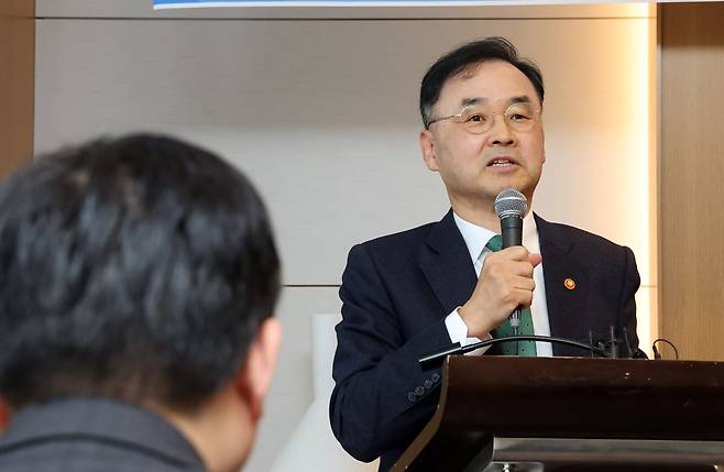 차정인 국가교육위원장이 3일 세종시 코트야드바이메리어트세종 호텔에서 교육 분야 기자들과 간담회를 열고 질문에 답하고 있다. 연합뉴스