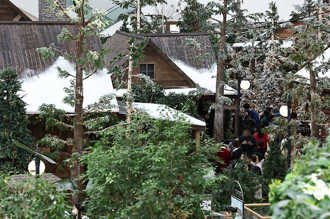 서울 영등포구 더현대 서울의 사운즈 포레스트 H빌리지에 마련된 해리의 크리스마스 공방 모습. 사진=연합뉴스