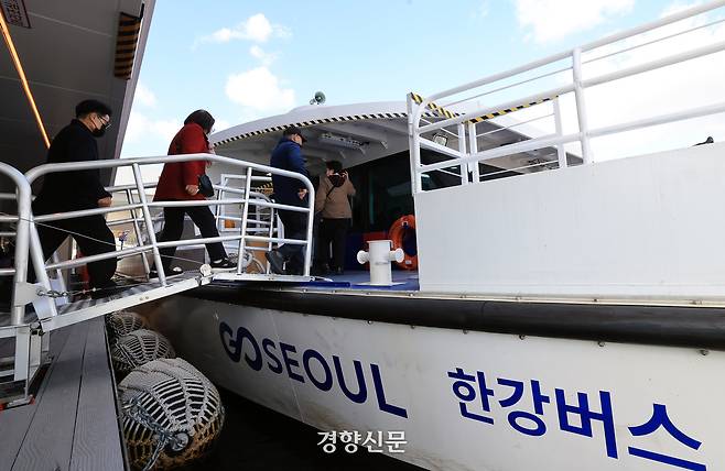 한강버스 운항재개 이틀째인 2일 서울 여의도선착장에서 이용객들이 잠실행 한강버스에 탑승하고 있다. 서성일 선임기자